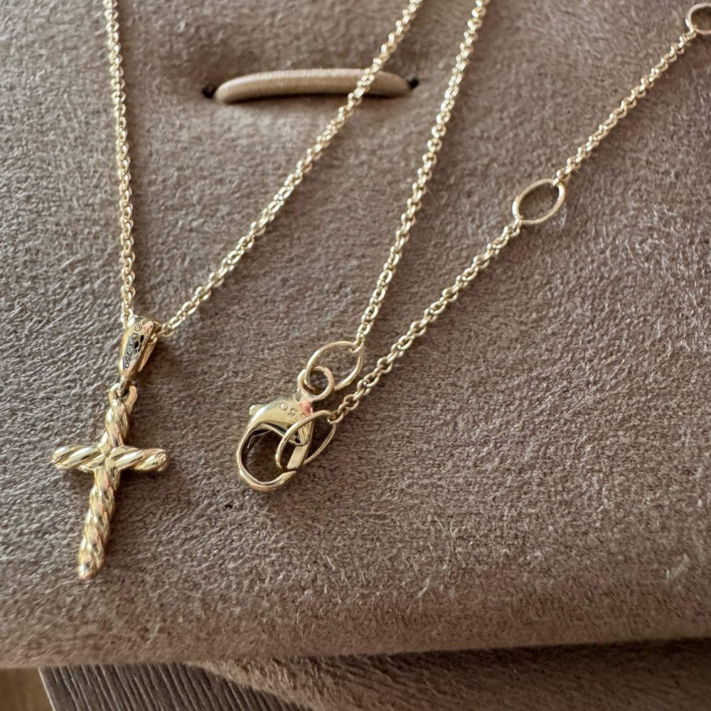David Yurman CABLE CROSS PENDANT NECKLACE
18K Yellow Gold, 17.5mm